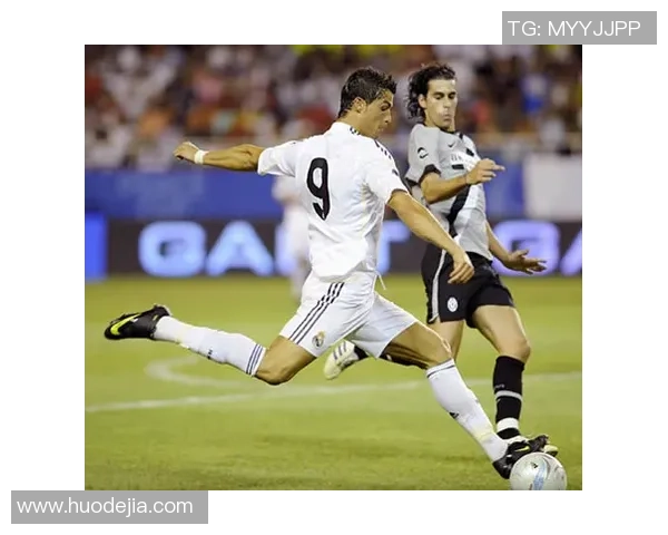 细腰足球明星的魅力与成就揭秘运动与时尚的完美结合